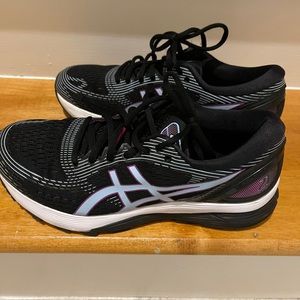 ASICS Gel- Nimbus 21 size 9
